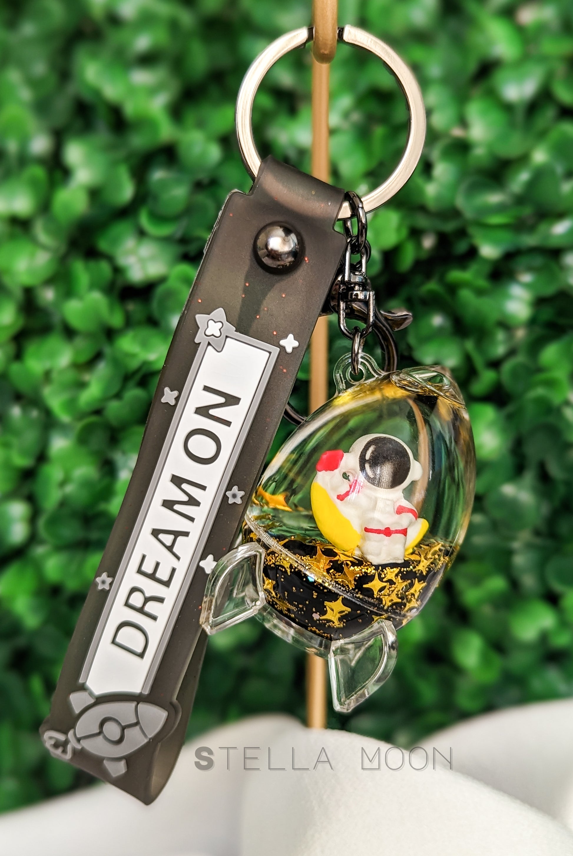 Astronaut Black Liquid Keychain - The Stella Moon Shop