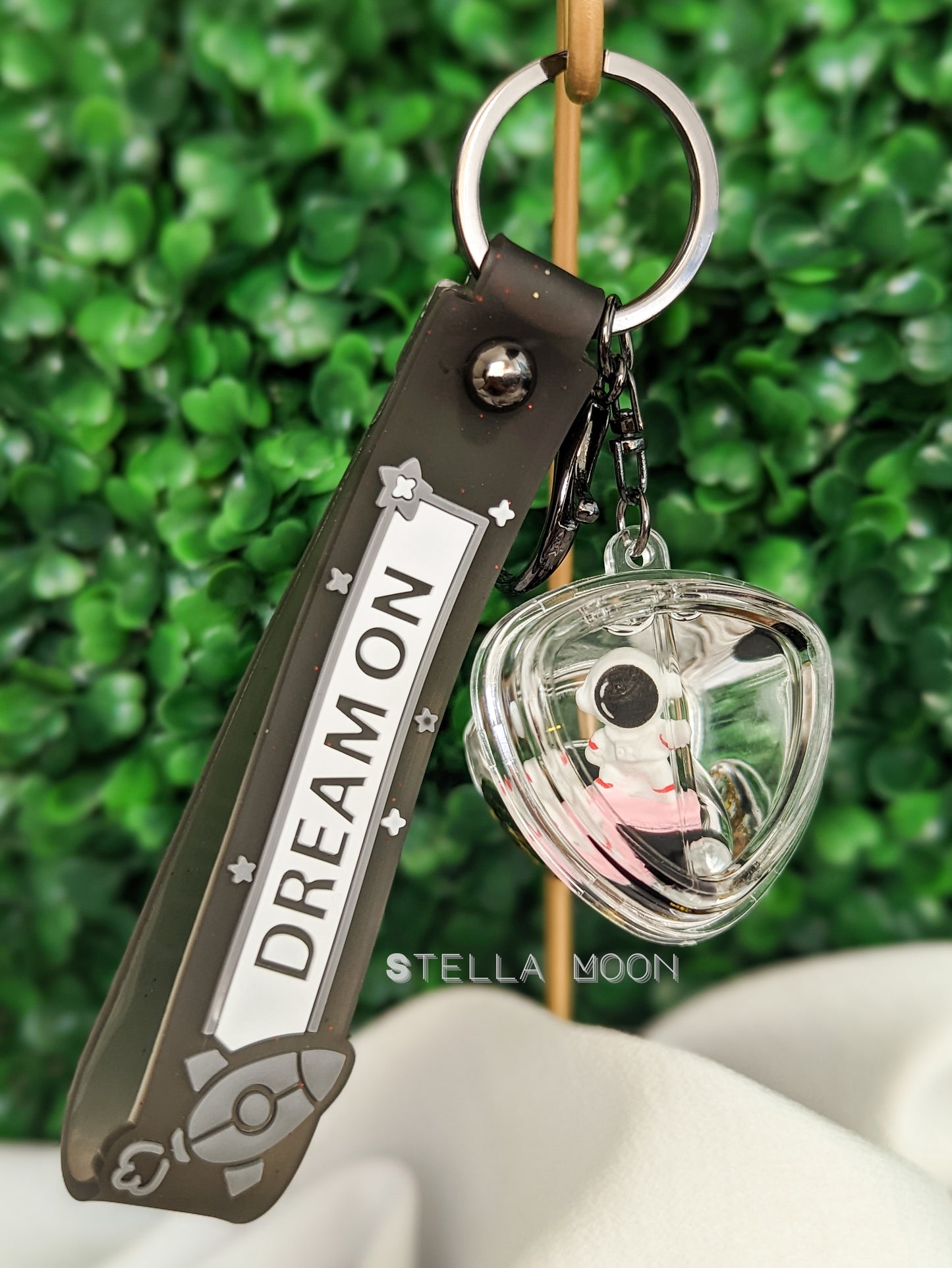 Astronaut Black Liquid Keychain - The Stella Moon Shop