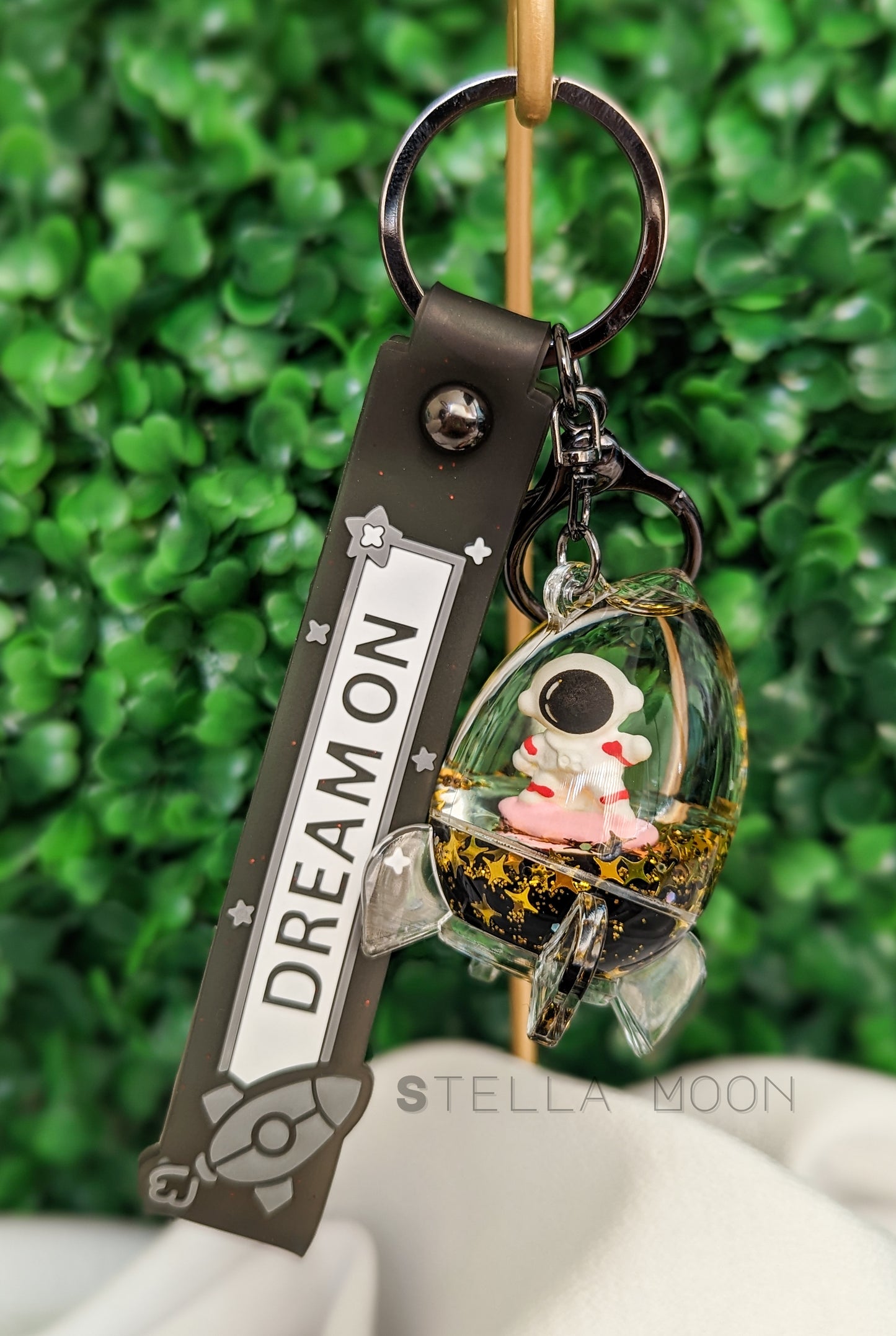 Astronaut Black Liquid Keychain - The Stella Moon Shop