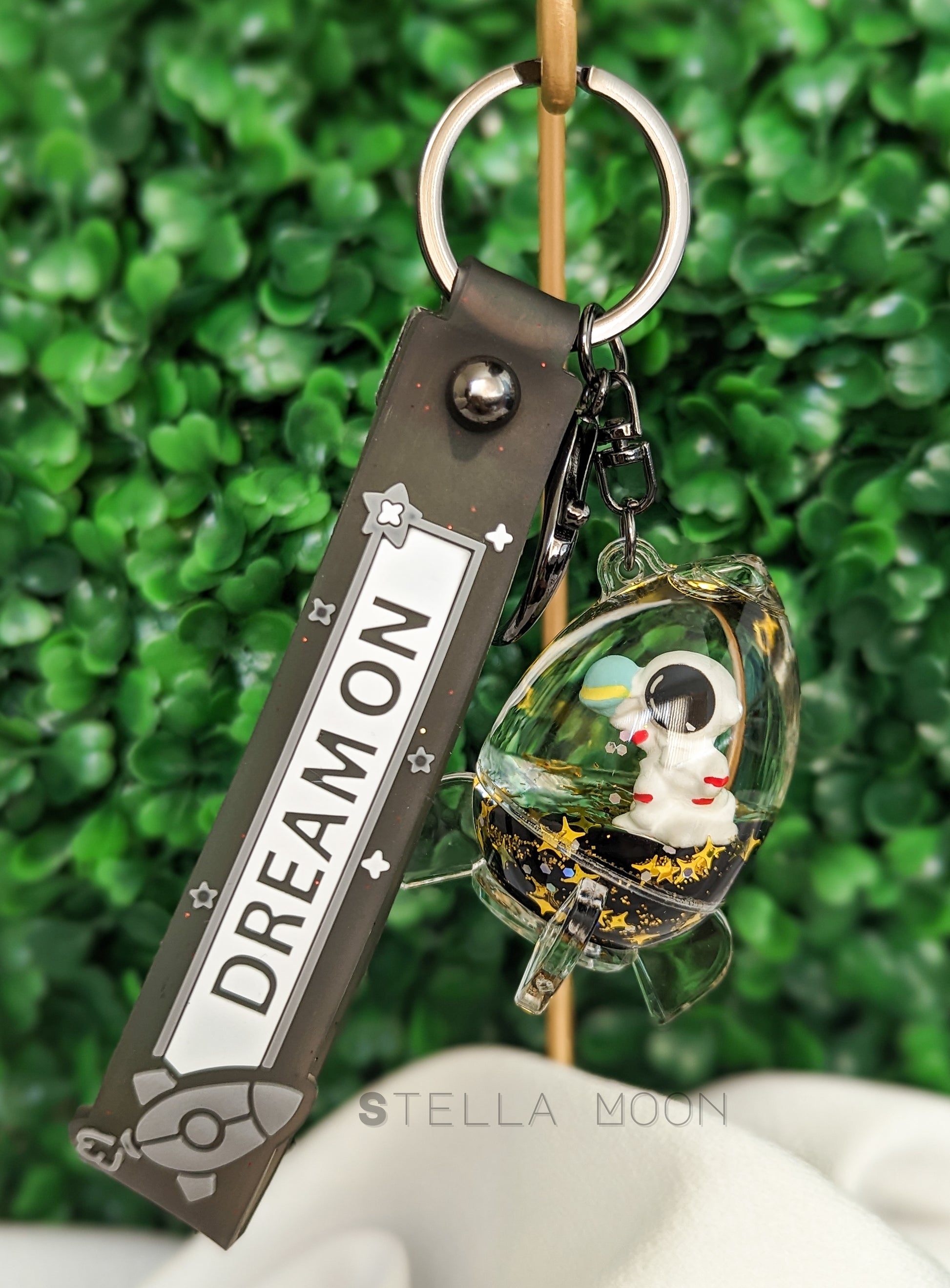 Astronaut Black Liquid Keychain - The Stella Moon Shop