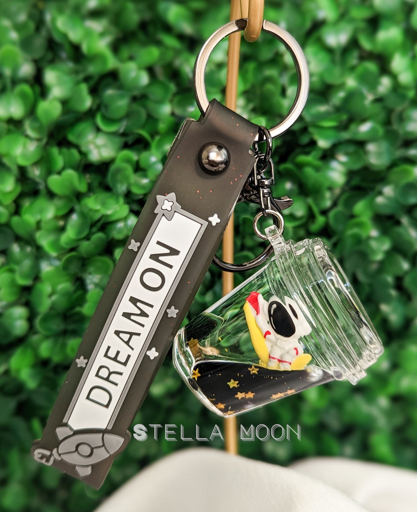 Astronaut Black Liquid Keychain - The Stella Moon Shop