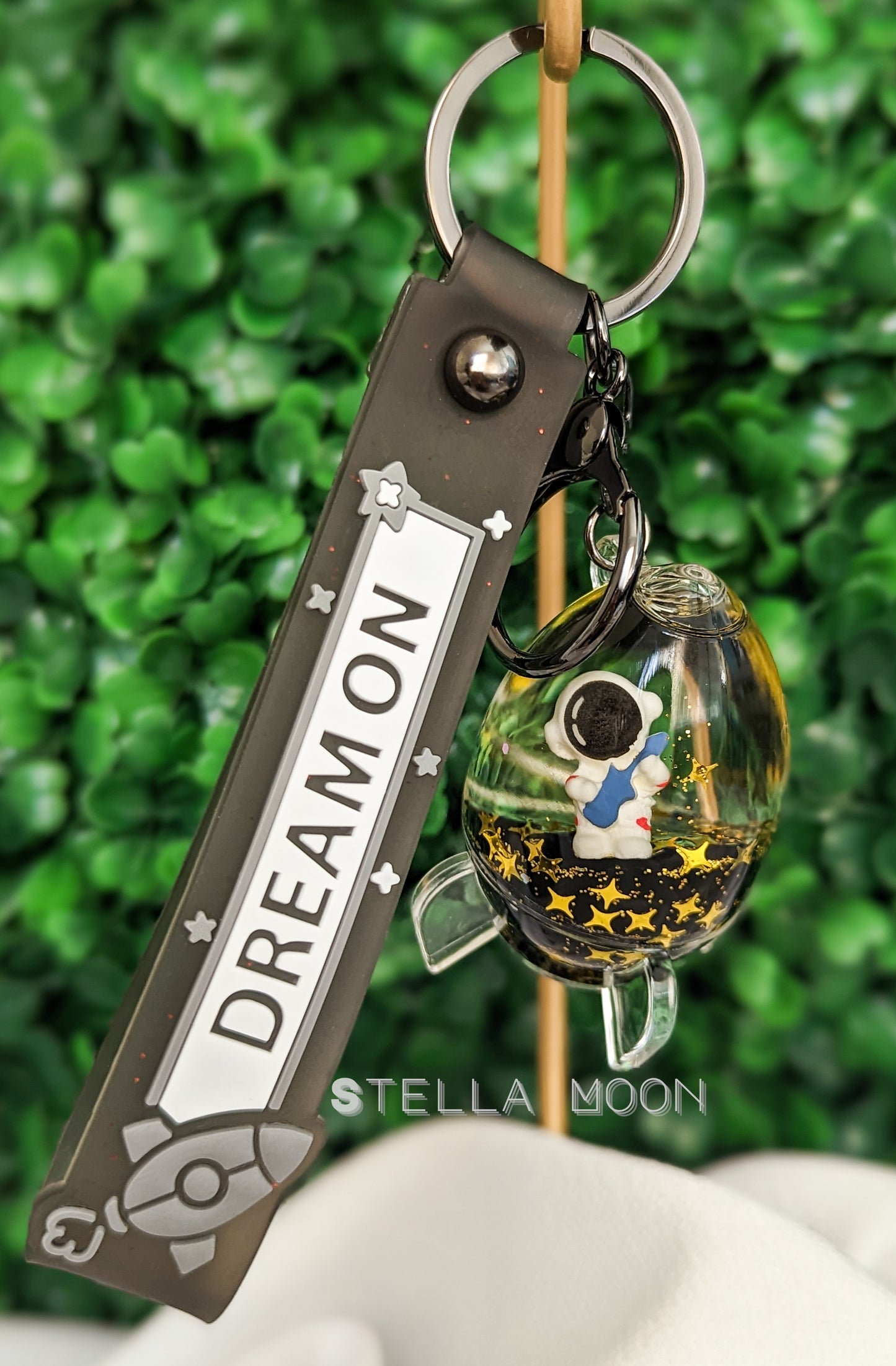 Astronaut Black Liquid Keychain - The Stella Moon Shop