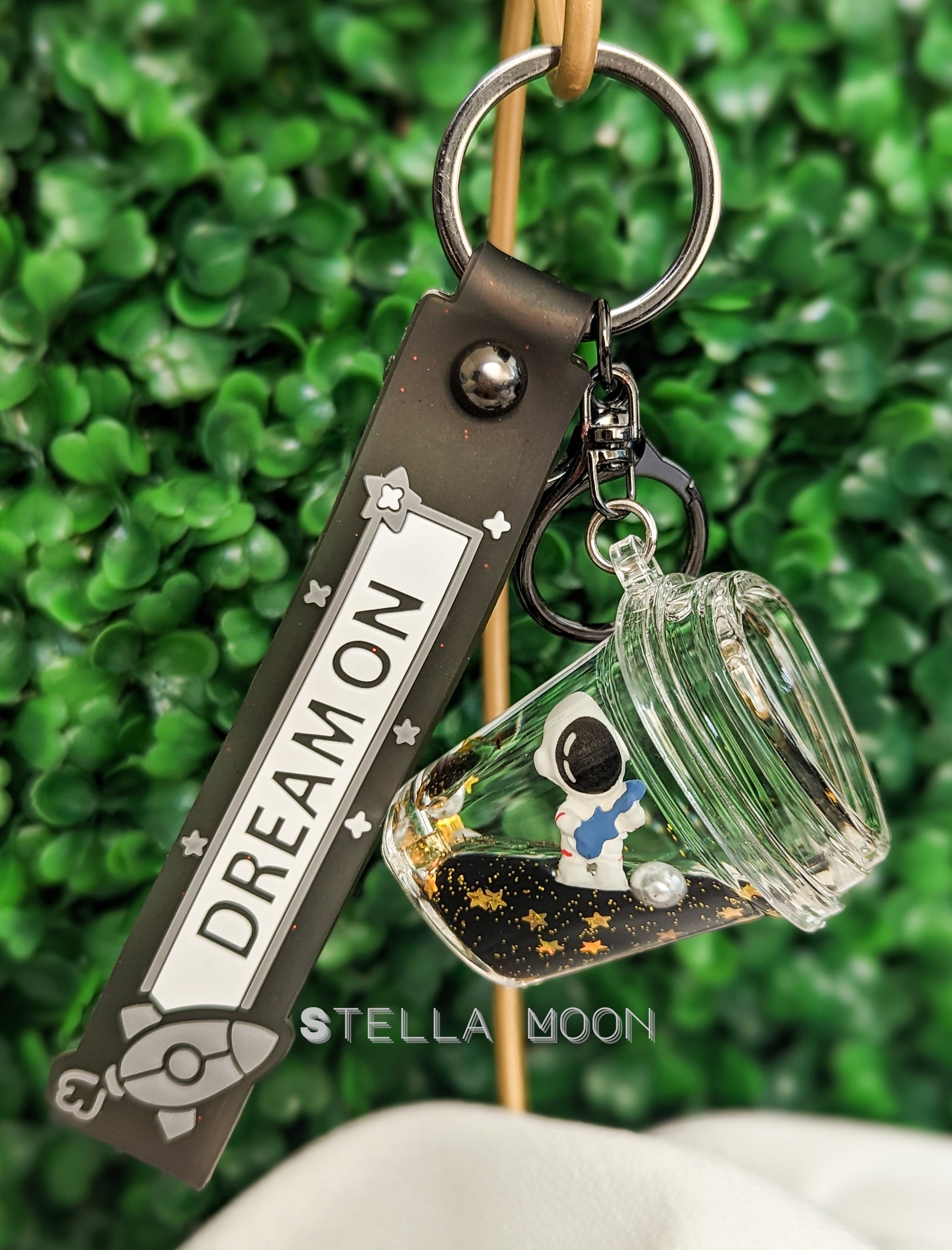 Astronaut Black Liquid Keychain - The Stella Moon Shop